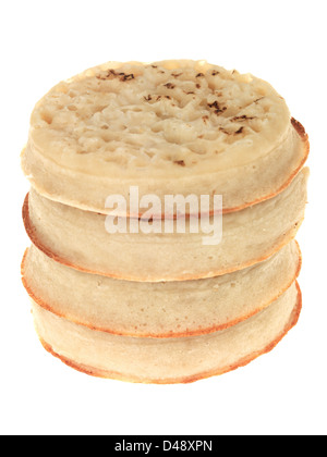 Des plats traditionnels britanniques des Crumpets, isolé contre White, With clipping path et aucun peuple Banque D'Images