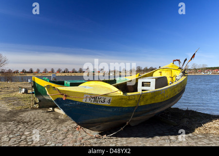 De couleur jaune et bleu , les petits bateaux de pêche au petit port proche village Mikoszewo, mer Baltique, Pologne Banque D'Images