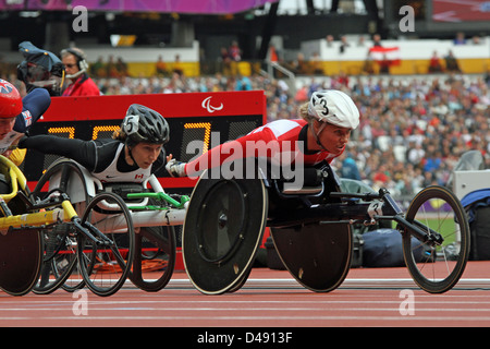 Edith Wolf de la Suisse sur le chemin de l'or dans le 5000 m femmes T54 au stade olympique au Jeux Paralympiques de Londres 2012. Banque D'Images