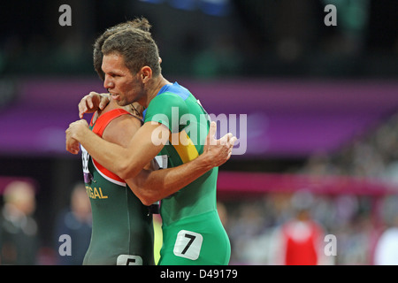 Siqueira Thierb du Brésil et Rodolfo Alves du Portugal dans les chaleurs de la Men's 400m - T12 au jeux Paralympiques de Londres 2012. Banque D'Images