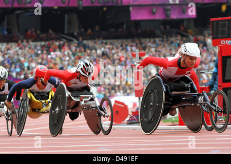 Wakako Tsuchida du Japon & Edith Wolf de la Suisse dans le 5000m femmes T54 au stade olympique au Jeux Paralympiques de Londres 2012. Banque D'Images