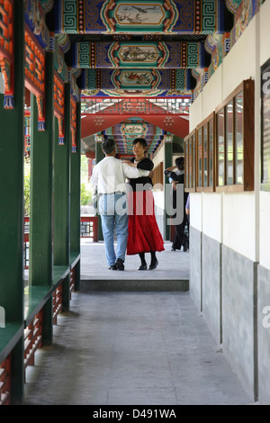 Des couples locaux salle de bal dansant sous un pavillon au Palais d'été à Beijing Banque D'Images