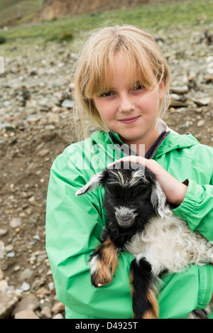 Une jeune fille tenant un chevreau;Shannan xizang china Banque D'Images