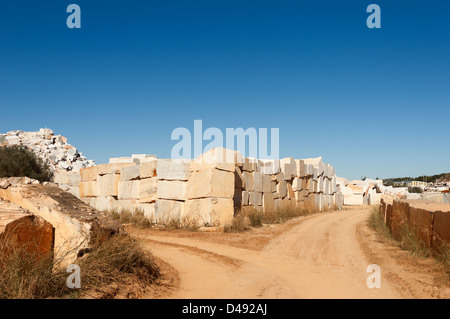 Blocs de marbre aux côtés d'un chemin de terre dans la région de marbre de Borba, Alentejo, Portugal Banque D'Images