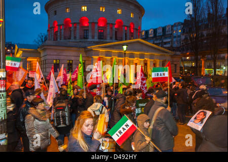 Paris, France. Le 8 mars, foule, groupes de féministes françaises défilant dans la manifestation annuelle de la Journée internationale de la femme, protestant contre la marche des droits des femmes Banque D'Images