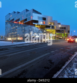 Les maisons de montagne de Copenhague, conçues par Bjarke Ingels Group (BIG), JDS, et PARCELLE de 2005 à 2008, allient logement résidentiel et architecture expérimentale. La conception intègre un toit incliné unique qui ressemble à un paysage de montagne. Banque D'Images