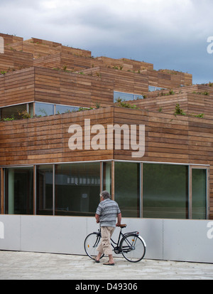The Mountain Dwellings, réalisé entre 2005-2008 par Bjarke Ingels Group, JDS et PLOT, est un projet architectural expérimental à Copenhague. Le bâtiment intègre des logements urbains avec un design inspiré de la montagne, avec des terrasses en gradins et des espaces verts. Cette structure novatrice met l'accent sur la durabilité, les principes modernistes et l'utilisation d'éléments préfabriqués pour créer des logements fonctionnels centrés sur la communauté. Banque D'Images