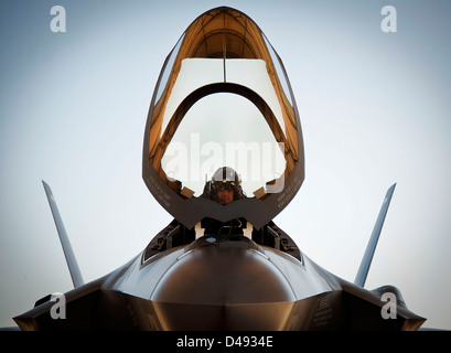 Pilote de l'US Air Force Le Lieutenant-colonel Benjamin évêque réalise les vérifications prévol avant sa première sortie dans un F-35A Lightning II le 6 mars 2013 à la base aérienne d'Eglin, en Floride, l'évêque a été parmi les premiers pilotes à commencer sa formation dans le F-35A également connu sous le nom de Joint Strike Fighter. Banque D'Images