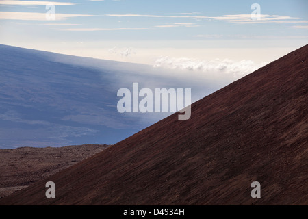 Vue d'un ancien cratère de volcan vu de Mauna Kea, Hawaii, USA. Banque D'Images