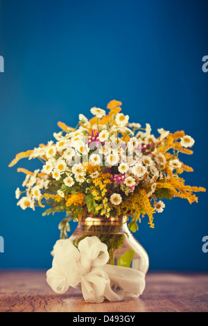 Beau bouquet de fleurs sauvages sur table en bois Banque D'Images