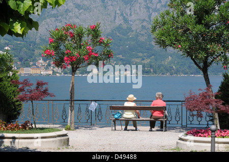 Les lacs italiens, Lac de Côme, Italie, juin 2009. Se détendre et profiter de vues magnifiques sur le lac de Côme, Bellagio, Italie. Banque D'Images