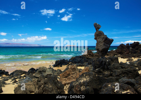 Les Roches Noires robuste assis sur le sable le long de la Côte d'une île hawaïenne;Hawaii United States of America Banque D'Images