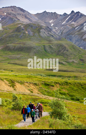 Les randonneurs et voir au sud de l'Alaska, Eielson Visitor Center, Denali National Park & Preserve, Alaska, USA Banque D'Images