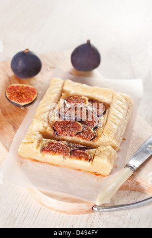 Pâte feuilletée gastronomique Tarte fine aux figues, fromage et miel Banque D'Images