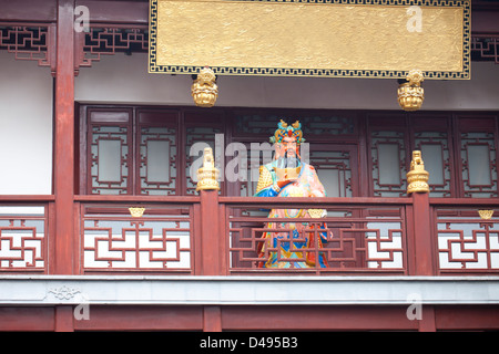 Statue de fortune chinois debout devant Dieu de temple Banque D'Images