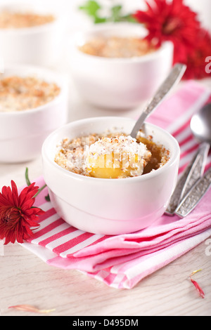 Citrouille cuite et de noix de coco dans des bols blanc souffle Banque D'Images