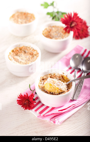 Citrouille cuite et de noix de coco dans des bols blanc souffle Banque D'Images