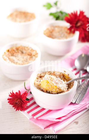 Citrouille cuite et de noix de coco dans des bols blanc souffle Banque D'Images