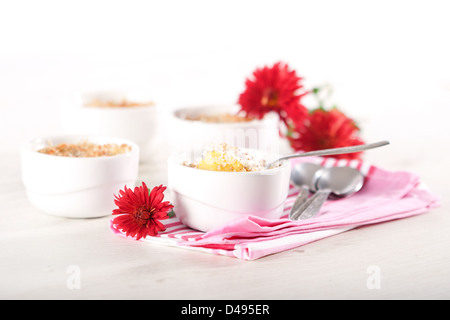 Citrouille cuite et de noix de coco dans des bols blanc souffle Banque D'Images