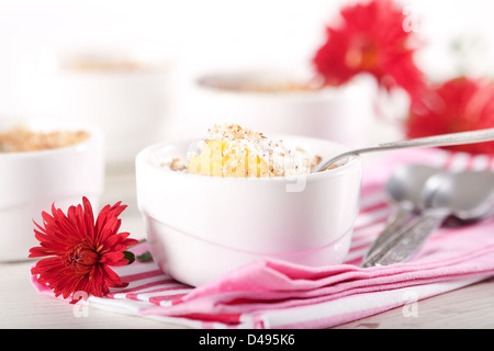 Citrouille cuite et de noix de coco dans des bols blanc souffle Banque D'Images