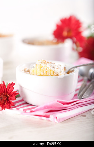 Citrouille cuite et de noix de coco dans des bols blanc souffle Banque D'Images