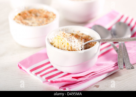 Citrouille cuite et de noix de coco dans des bols blanc souffle Banque D'Images