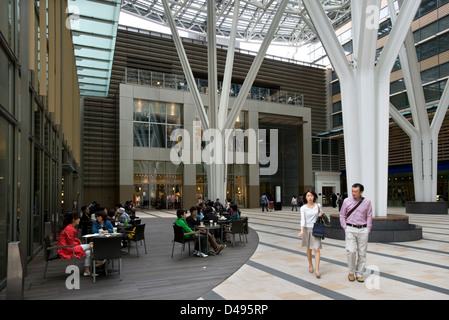 Atrium à Tokyo Midtown shopping, l'hôtel et le complexe résidentiel à Roppongi, Tokyo, Japon Banque D'Images