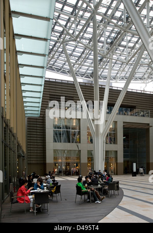 Cour intérieure couverte à nouveau, moderne, Tokyo Midtown, un centre commercial à usage mixte, l'hôtel et le complexe résidentiel à Roppongi, Tokyo Banque D'Images