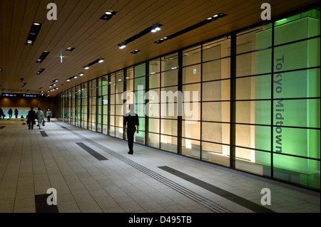 Couloir éclairé à Tokyo Midtown shopping, l'hôtel et le complexe résidentiel à Roppongi, Tokyo, Japon Banque D'Images