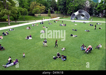 Les gens de détente sur pelouse par la sculpture à nouveau Tokyo Midtown polyvalent de shopping, l'hôtel et le complexe résidentiel à Roppongi, Tokyo Banque D'Images