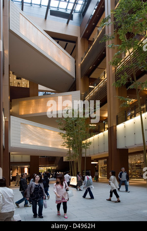 Centre commercial de plusieurs étages atrium moderne à Tokyo Midtown, un centre commercial à usage mixte, l'hôtel et le complexe résidentiel à Roppongi, Tokyo Banque D'Images