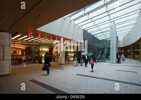 Galleria Shopping mall par l'entrée de la nouvelle Tokyo Midtown, un centre commercial à usage mixte, l'hôtel et le complexe résidentiel à Roppongi, Tokyo. Banque D'Images