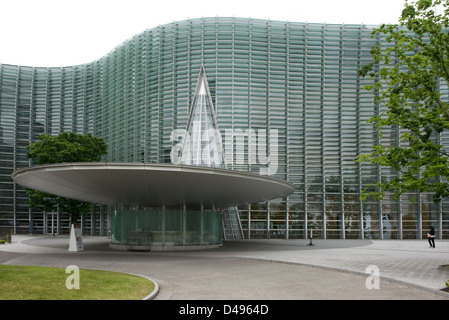 Le Centre national des Arts à Roppongi, Tokyo conçu par l'architecte Kisho Kurokawa abrite des peintures du 20e siècle et l'art moderne. Banque D'Images