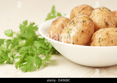 Pommes de terre rôties avec le persil dans un bol Banque D'Images