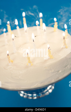 Gâteau d'anniversaire avec de la fumée provenant de bougies soufflées Banque D'Images