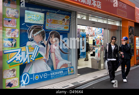 Deux adolescents geek otaku qui sort de DVD anime japonais et comic book store de l'électronique d'Akihabara, Tokyo district Banque D'Images