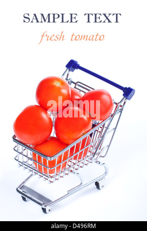 Les tomates dans un panier sur un fond blanc Banque D'Images