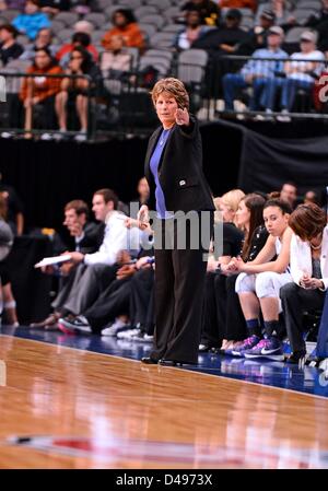 8 mars 2013 - Dallas, TX, États-Unis d'Amérique - Mars 08, 2013 ..l'entraîneur-chef Deb Patterson lors de grands 12 match de championnat de basket-ball des femmes à l'American Airlines Center de Dallas, TX. Défaite de l'État du Kansas Texas 51-49. Banque D'Images