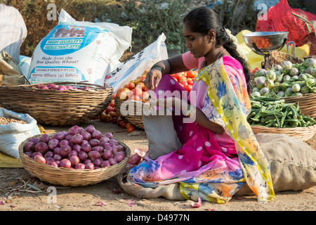 Rue de légumes du marché indien à Puttaparthi, Andhra Pradesh, Inde Banque D'Images