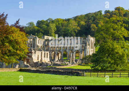 Rievaulx Abbey en automne près de Helmsley dans le Yorkshire du Nord. Banque D'Images