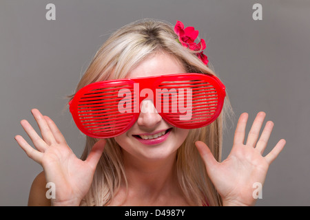 Femme en lunettes clown fou Banque D'Images