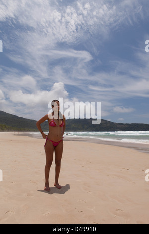 Belle jeune femme en bikini sur la plage de Lopes Mendes, Ilha Grande, l'état de Rio de Janeiro, Brésil. Banque D'Images