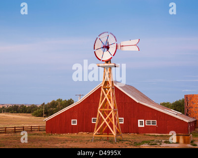 Vieille Grange rouge au 17mile House Farm Park, Colorado. Banque D'Images