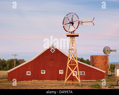 Vieille Grange rouge au 17mile House Farm Park, Colorado. Banque D'Images