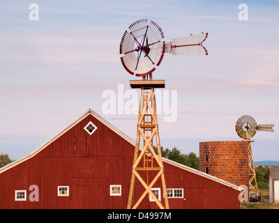 Vieille Grange rouge au 17mile House Farm Park, Colorado. Banque D'Images