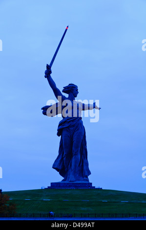 Les appels de la mère patrie (Mamaïev) monument à Volgograd, Russie, la nuit Banque D'Images