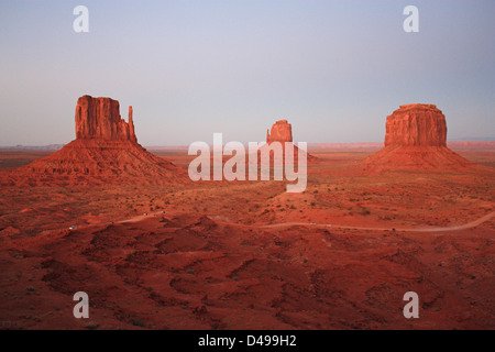 Coucher du soleil sur Monument Valley Navajo National Park, du Plateau du Colorado, Utah, Arizona, United States, Banque D'Images