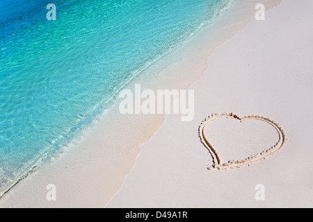 Coeur sur la plage blanche de sable dans un paradis tropical Banque D'Images