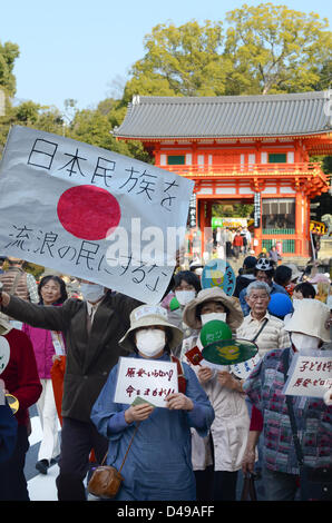 Kyoto, Japon. 9 mars 2013. Par contre Kyoto mars manifestants le redémarrage des centrales nucléaires. La manifestation intervient deux jours avant le deuxième anniversaire de la catastrophe nucléaire de Fukushima. Crédit : Trevor Mogg / Alamy Live News Banque D'Images