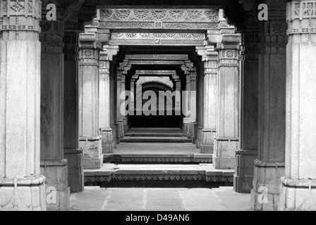 Piliers de sculptures au fameux Adalaj Vav cage Patrimoine monument à Ahmedabad, Inde Banque D'Images